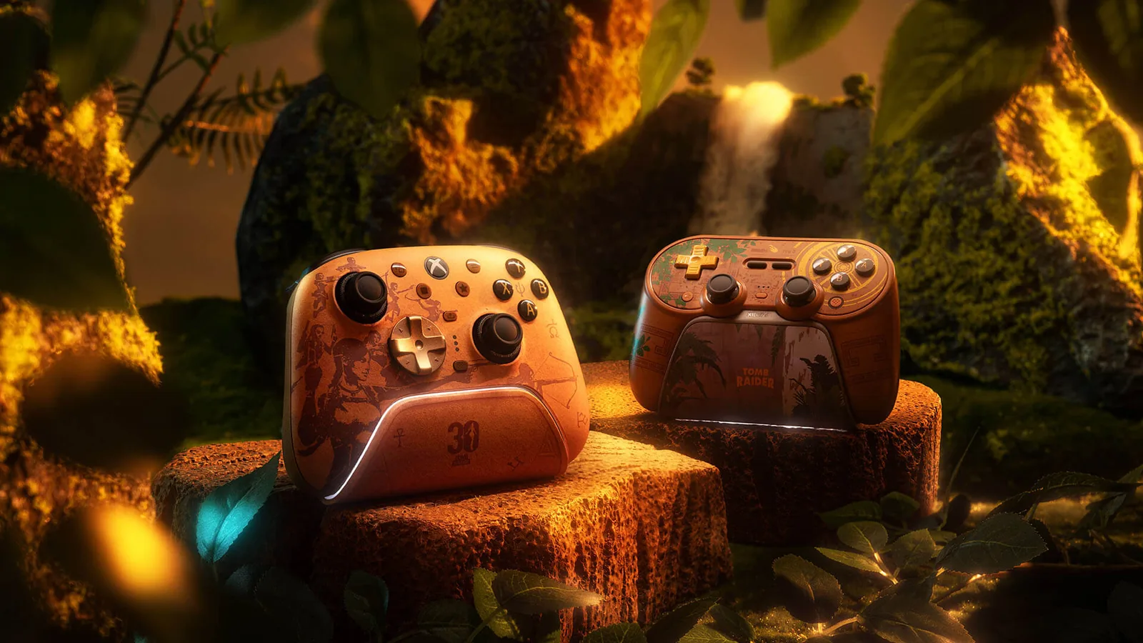 Visuel officiel : deux manettes posées sur des socles de pierre dans un décor de jungle, avec une cascade en arrière-plan. À gauche, une manette de type Xbox orangée, gravée de silhouettes de Lara Croft, avec une croix directionnelle dorée et le chiffre 30 sur son socle. À droite, une manette brune à croix dorée, décorée de motifs de ruines, posée sur une station de charge marquée Tomb Raider