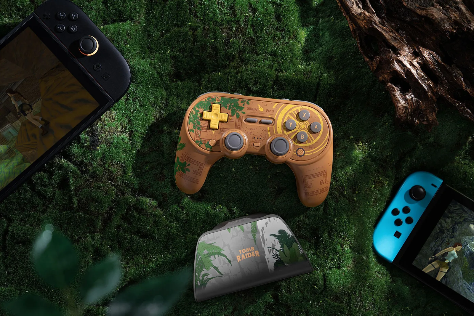 Visuel officiel : la Pro 3 posée sur de la mousse, sa station de charge marquée Tomb Raider en dessous, entre deux consoles portables dont les écrans affichent Lara Croft, l'une noire à gauche, l'autre à droite avec une manette Joy-Con bleue