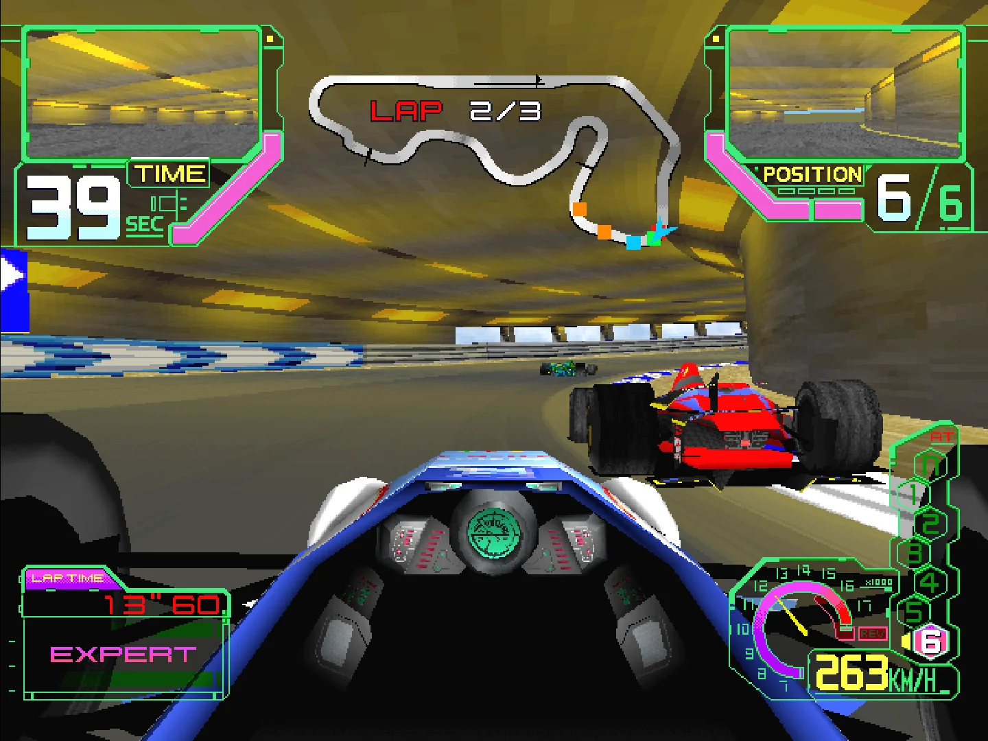 Capture d'Ace Driver Victory Lap en vue cockpit : le nez d'une monoplace bleue dans un tunnel éclairé en jaune, derrière une voiture rouge, avec la mention EXPERT