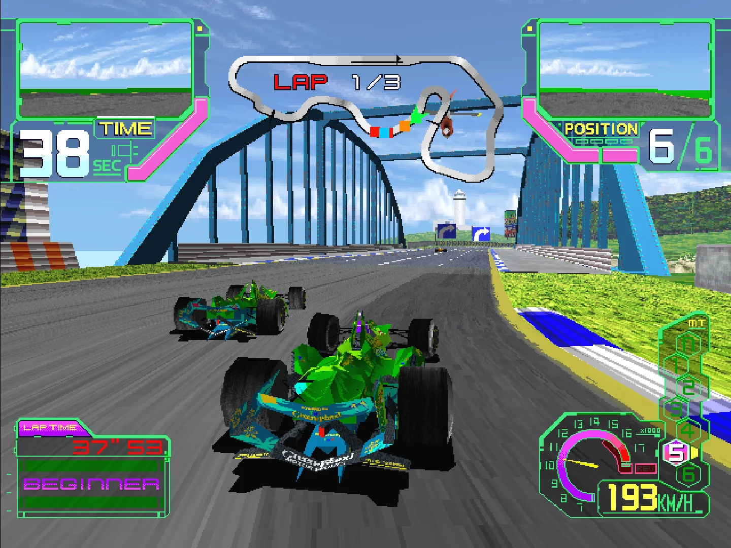 Capture d'Ace Driver Victory Lap : une monoplace verte vue de l'arrière sur un pont à arches bleues, sous un ciel clair