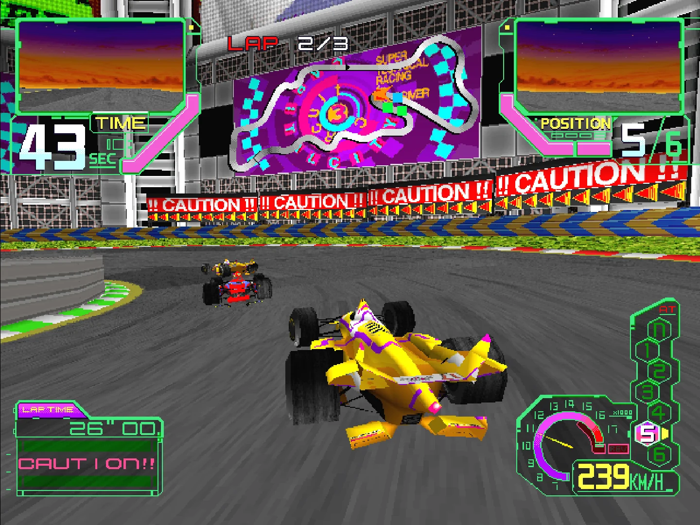 Capture d'Ace Driver Victory Lap : une monoplace jaune au soleil couchant, devant une banderole CAUTION et un grand panneau qui montre le plan du circuit