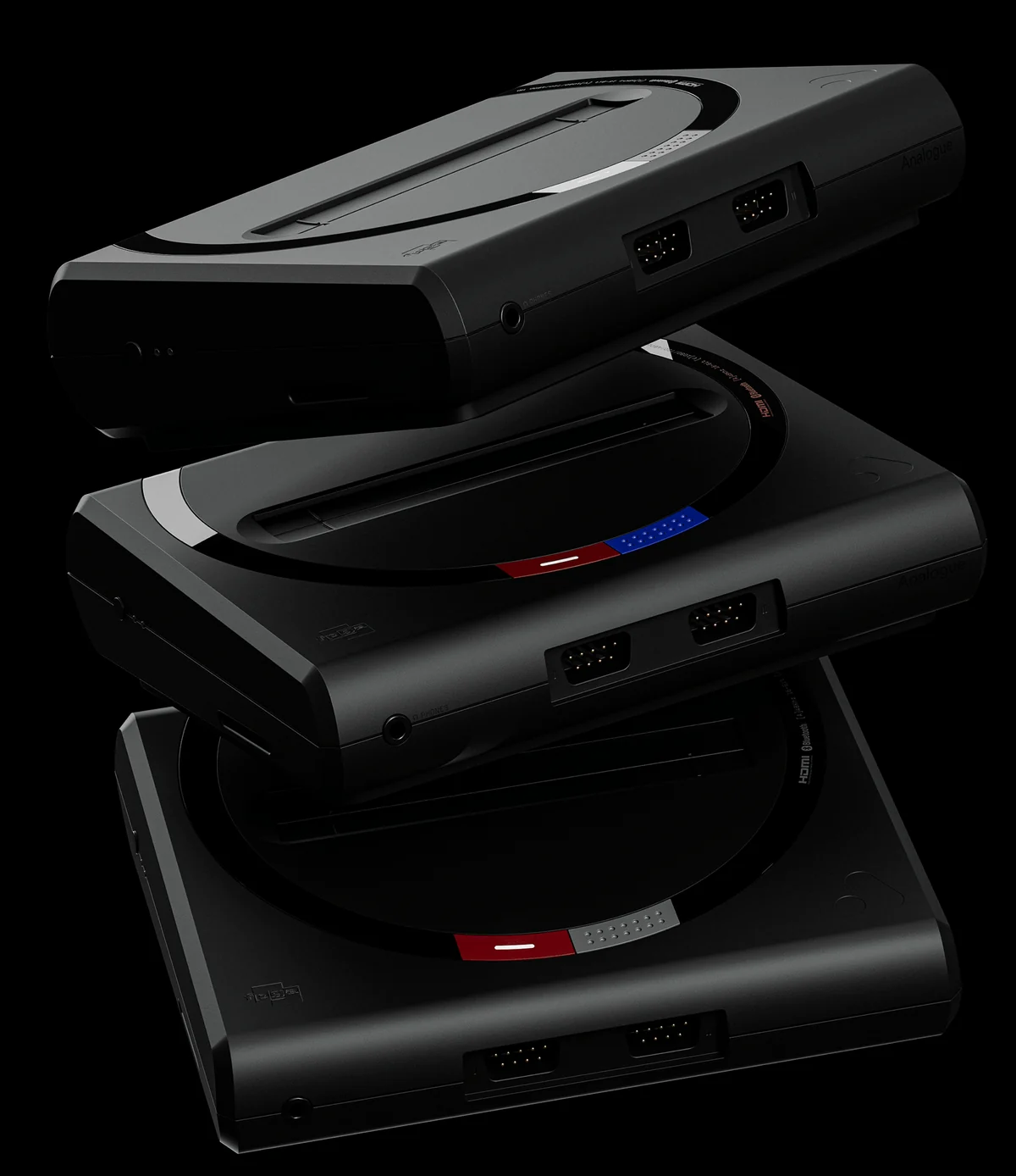 Trois consoles Mega Sg+ noires empilées, qui se distinguent par les liserés colorés autour de la fente à cartouche
