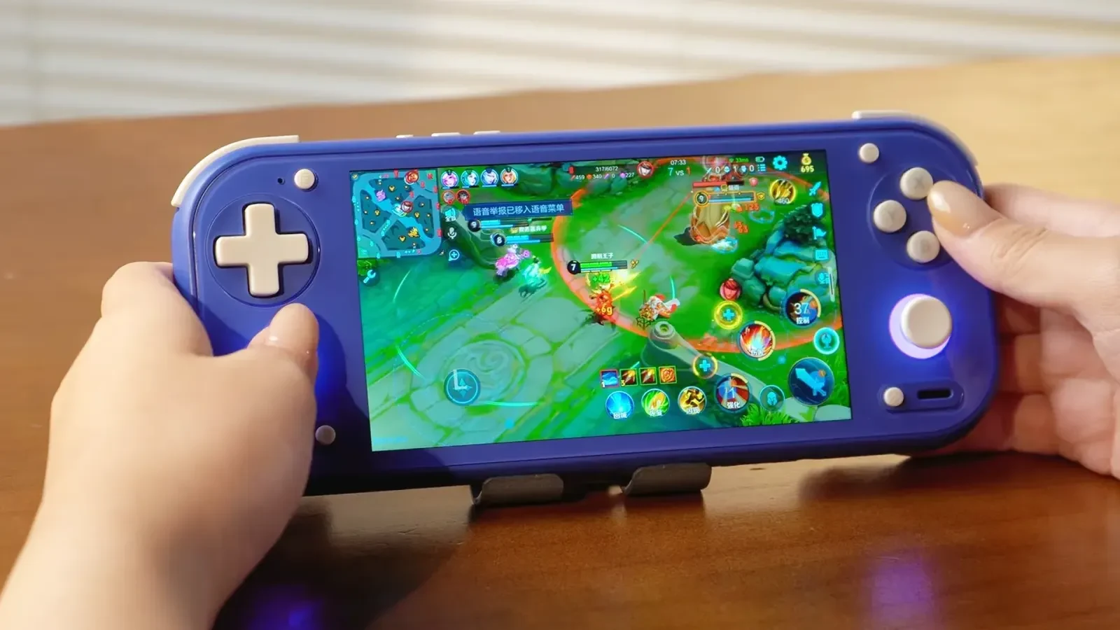L'ANBERNIC RG55G1, portable d'émulation au look proche de la Switch Lite, tenue à deux mains