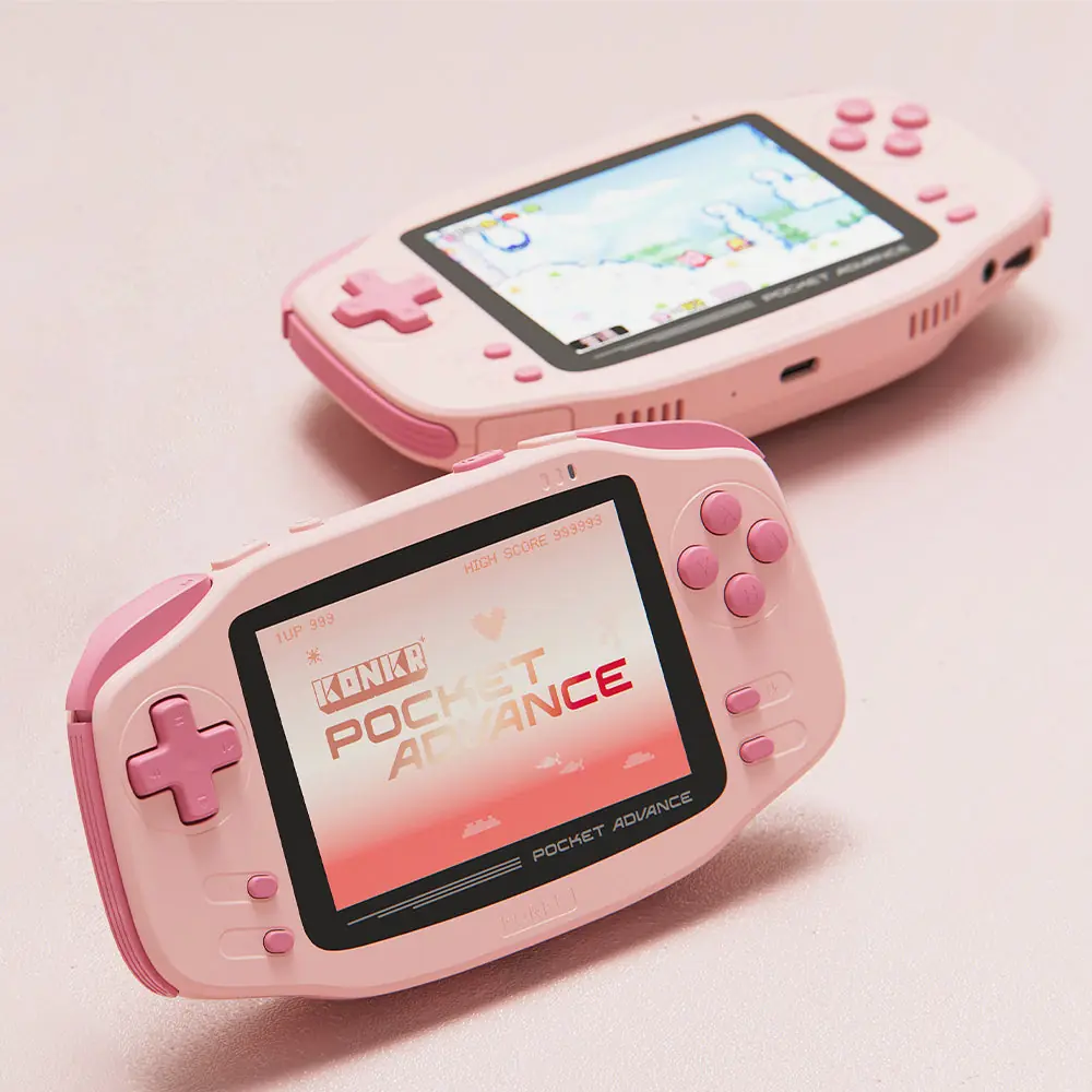 Deux Konkr Pocket Advance au coloris Peach, celle du premier plan affichant l'écran de démarrage, celle de l'arrière-plan un jeu de plateforme en cours d'exécution