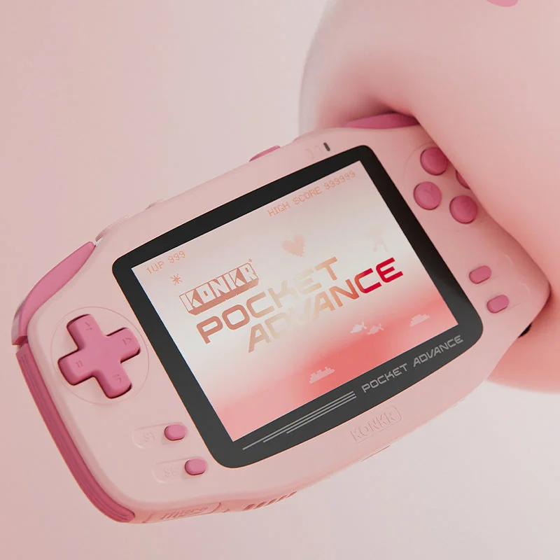 La Konkr Pocket Advance Peach tenue en main, vue de trois quarts sur la tranche