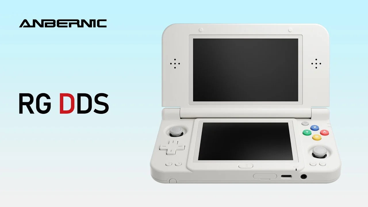 Visuel d'Anbernic : une console portable blanche à clapet et à deux écrans, ouverte, à droite du logo Anbernic et du nom RG DDS, sur fond bleu clair