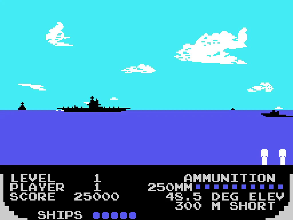 Capture d'écran d'un duel d'artillerie navale, avec les navires ennemis à l'horizon et les indications de tir en bas de l'écran.