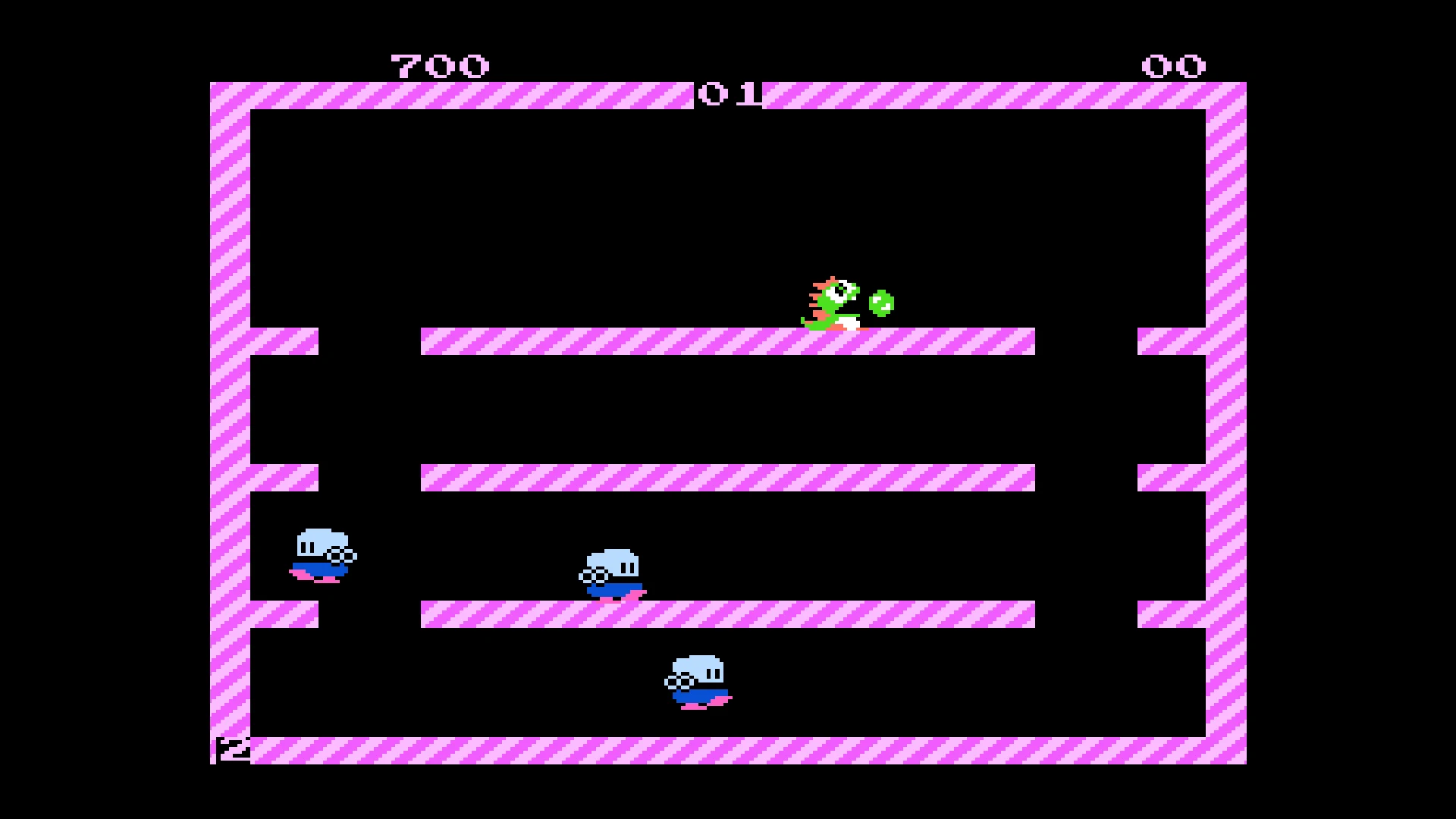 Capture d'écran de Bubble Bobble sur Console Archives, avec Bub le dragon vert face à des ennemis fantômes bleus sur une plateforme rose rayée.