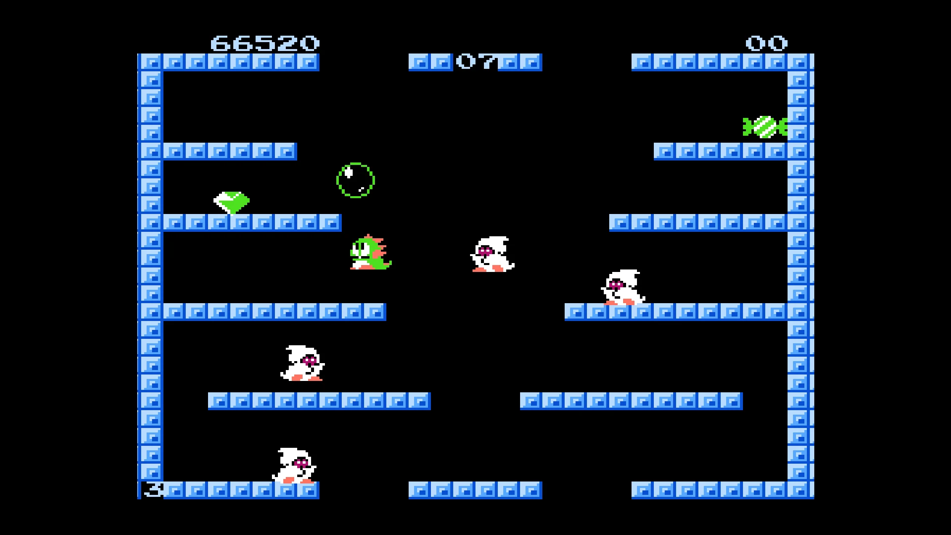 Capture d'écran d'un niveau plus avancé de Bubble Bobble, avec plusieurs ennemis blancs, un diamant à collecter et le score affiché en haut de l'écran.