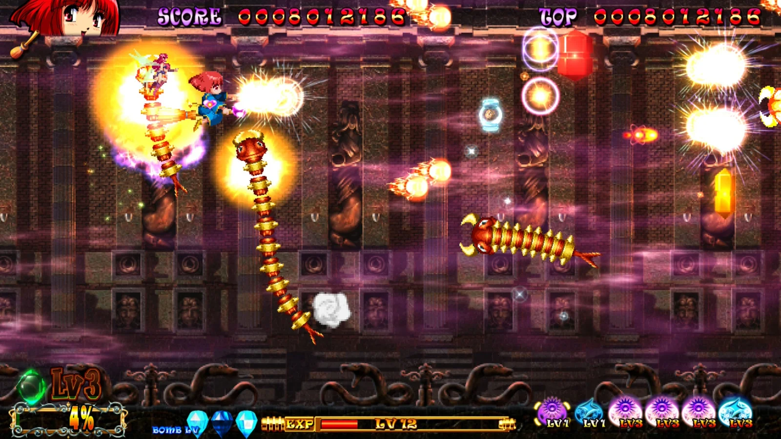 Capture de Cotton Reboot! : la sorcière vole sur son balai au milieu de tirs lumineux, face à un serpent de feu, avec le score en haut de l'écran