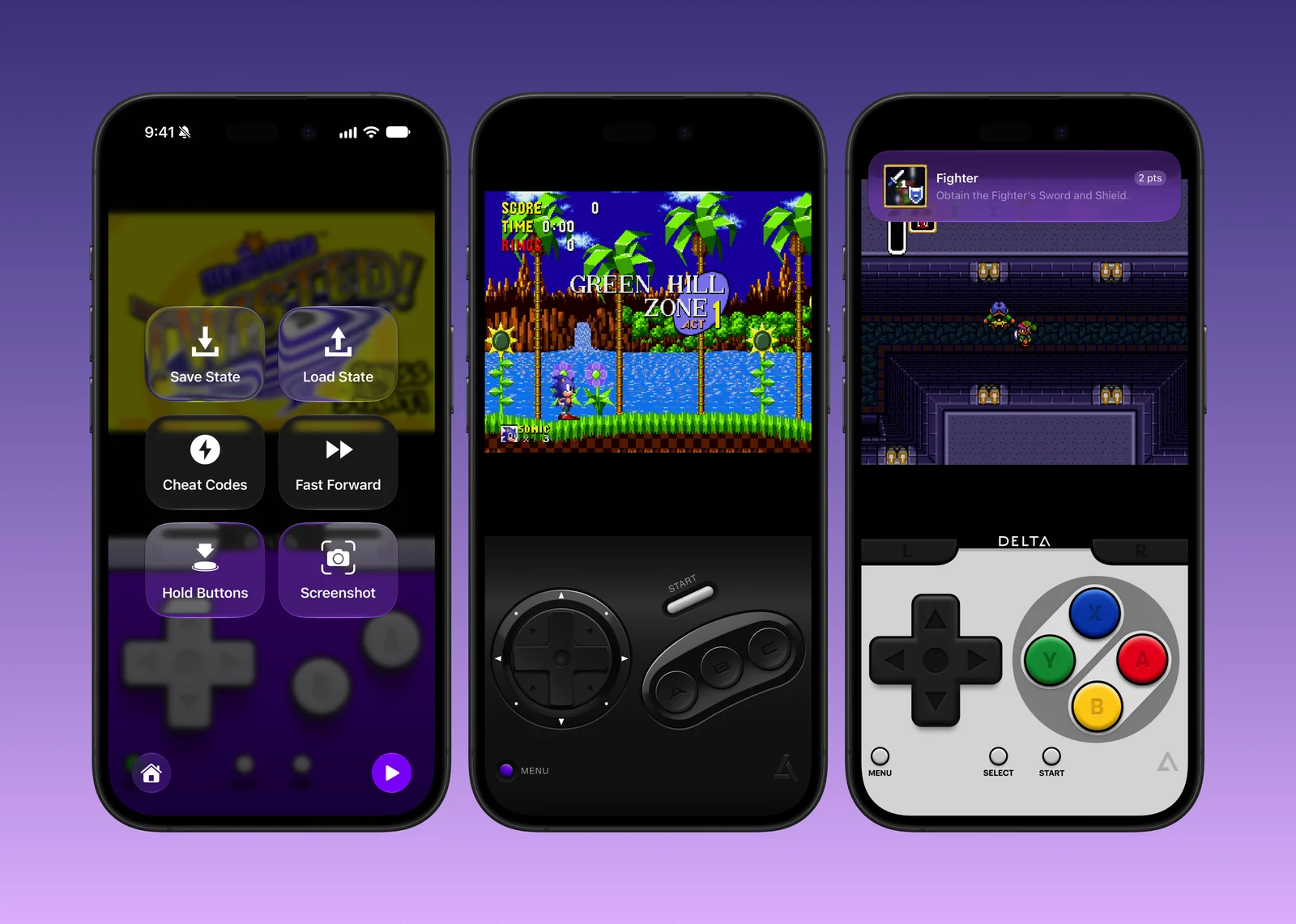 Trois iPhone sur fond violet : un menu de pause avec des boutons Save State, Load State, Cheat Codes, Fast Forward, Hold Buttons et Screenshot, Sonic the Hedgehog au-dessus d'une manette Mega Drive dessinée à l'écran, et un jeu en vue de dessus avec une notification de succès Fighter au-dessus d'une manette Super Nintendo dessinée