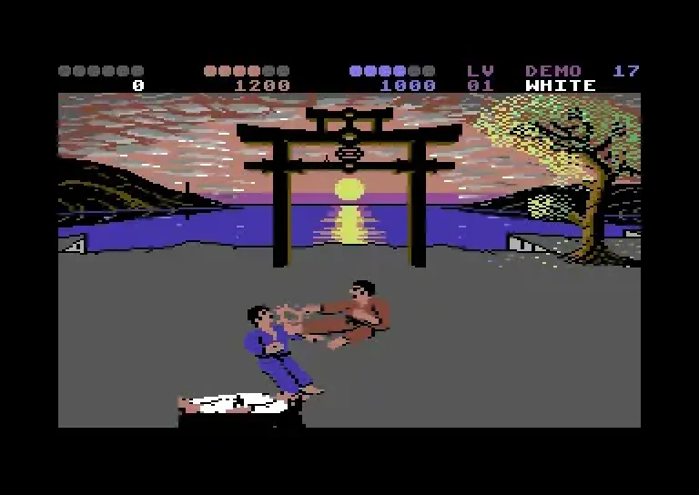 Capture d'IK+ sur Commodore 64 : deux karatékas, l'un en kimono bleu, l'autre en kimono marron, s'affrontent en l'air devant un portique japonais et un soleil couchant sur l'eau, un troisième combattant en blanc étendu au sol, les scores affichés en haut de l'écran