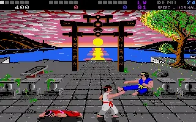 Capture d'IK+ sur Atari ST : un karatéka en blanc et un karatéka en bleu échangent des coups de pied sur un parvis dallé devant un portique japonais et un soleil couchant, un troisième combattant en rouge étendu au sol, les scores affichés en haut de l'écran