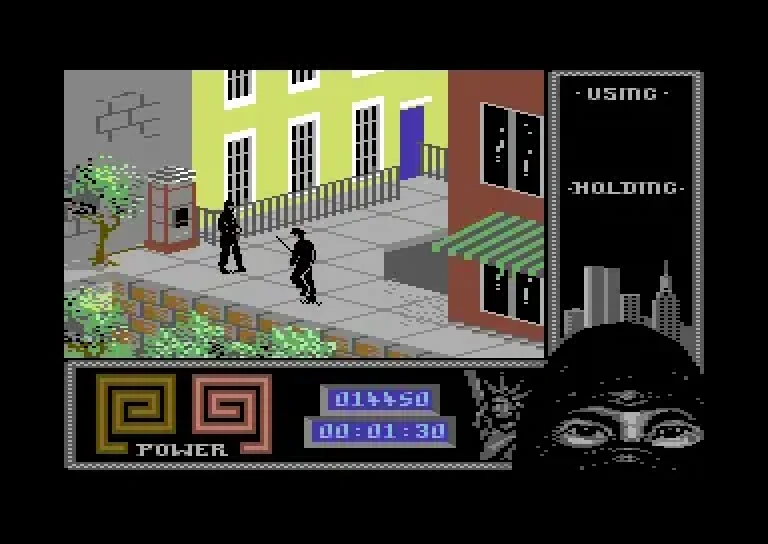 Capture de Last Ninja 2 sur Commodore 64 : vue isométrique d'une rue de New York, deux silhouettes noires sur un trottoir devant un immeuble jaune, avec en bas l'interface du jeu, jauge de puissance, score et chronomètre, et à droite le visage d'un ninja masqué