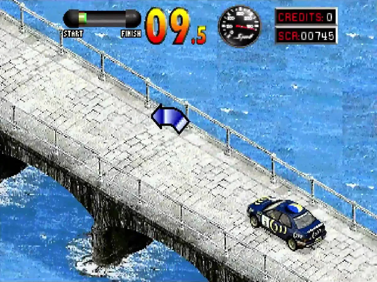 Capture : une voiture de rallye bleue sur un pont de pierre au-dessus de la mer, avec un chronomètre et un compteur de vitesse en haut de l'écran