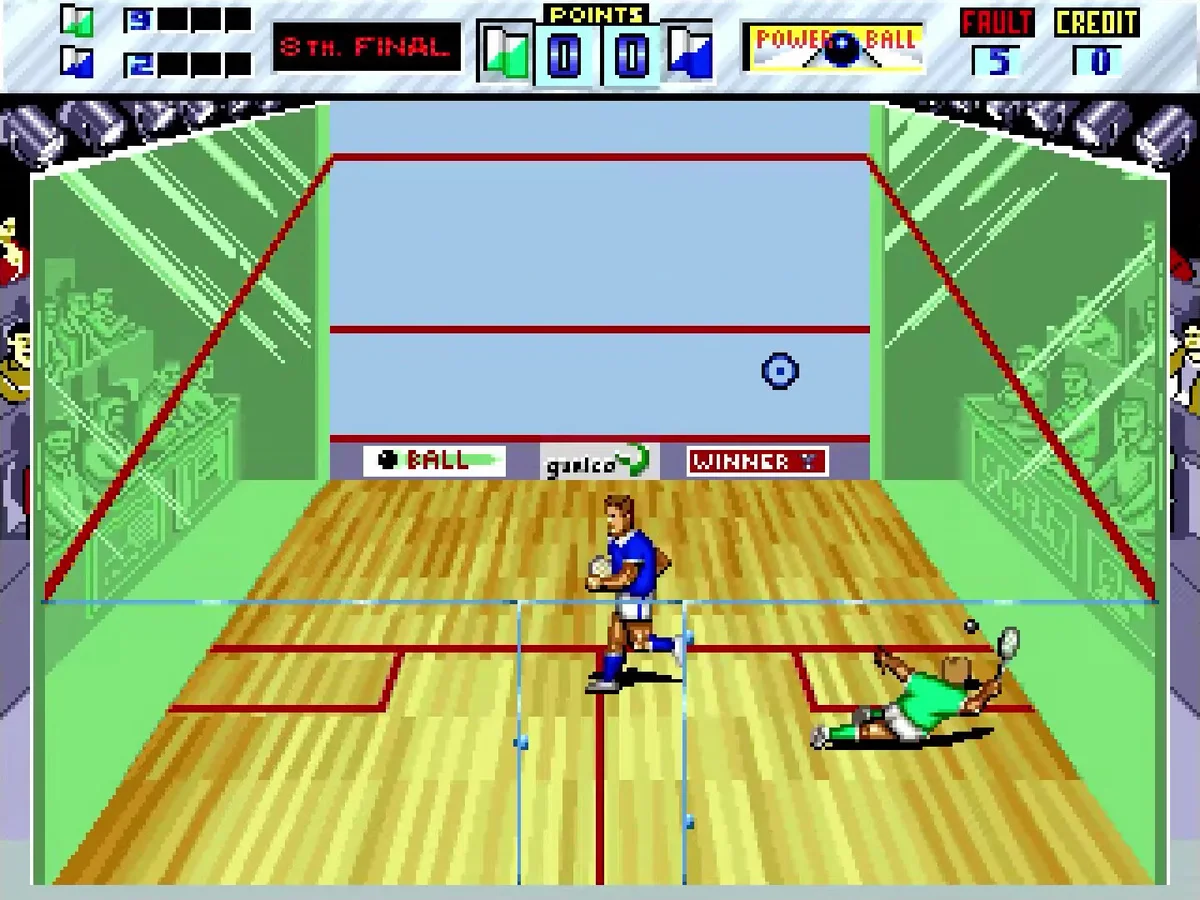 Capture : deux joueurs sur un court de squash vu depuis le fond, l'un plongeant pour renvoyer la balle