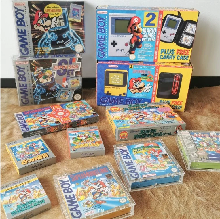 Boîtes de jeux Game Boy de la collection : Super Mario Land avec son étui plastique, les coffrets 2 Mario Games Included avec housse de transport, Super-Star Set, et plusieurs éditions japonaises de Super Mario Land