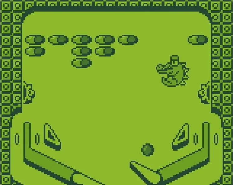 Capture de Revenge of the 'Gator sur Game Boy : un plateau de flipper avec deux batteurs, une bille, des cibles ovales et un alligator, sans la ligne du score