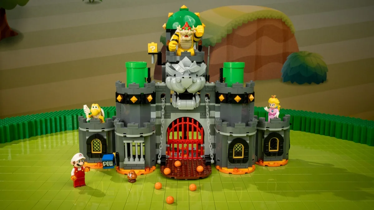 Le set Fire Mario & Bowser's Castle, avec Bowser au sommet du donjon, Peach et un Koopa Troopa sur les tours, et des boules de lave en briques orange dévalant la rampe.