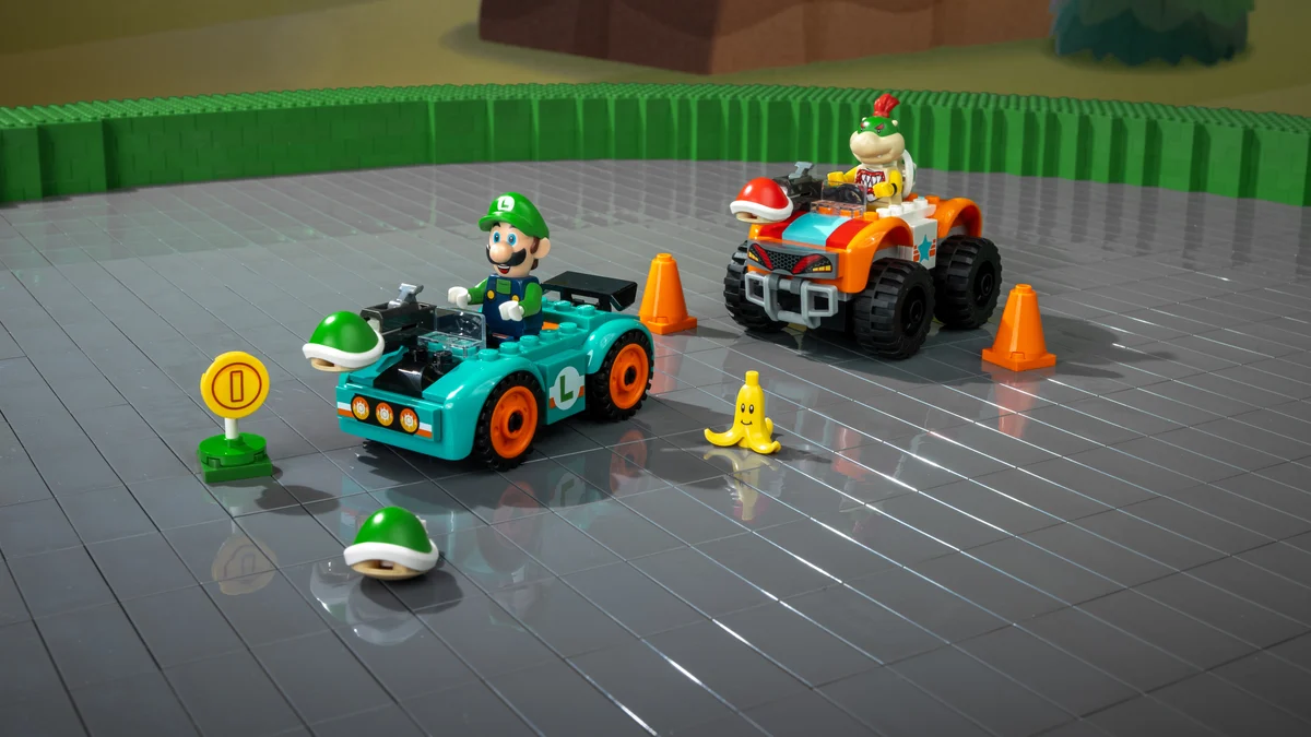 Le set Luigi & Bowser Jr.'s Race : les deux karts au coude à coude sur un circuit semé de plots, d'une carapace verte et d'une peau de banane.