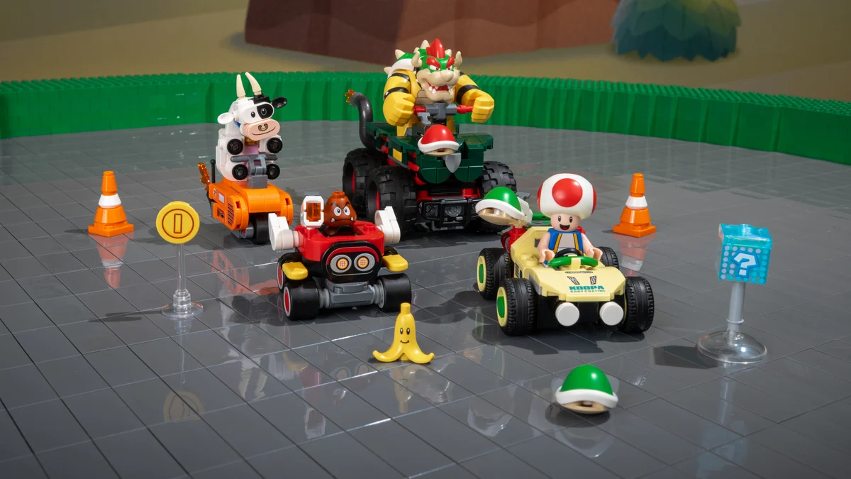 Le set Bowser's Rumbling Race : le kart de Bowser face au Zoom Buggy de Toad et à la Biddybuggy de Goomba, la vache en briques en embuscade, entre plots et peaux de banane.