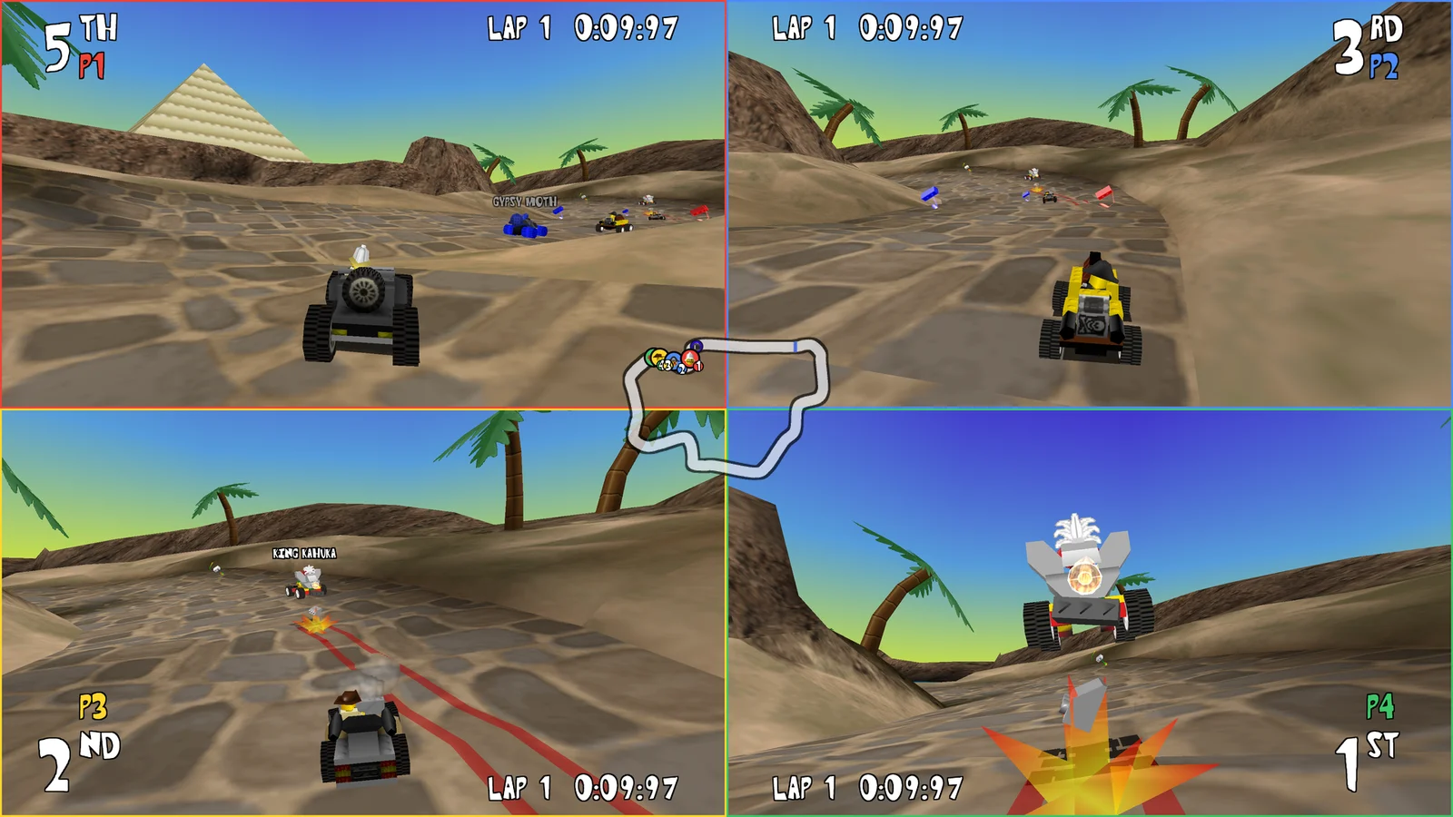 Capture : un écran partagé en quatre, chaque quart montrant un bolide LEGO sur une piste de sable, avec des palmiers et une pyramide, les positions 5th, 3rd, 2nd et 1st et un chronomètre Lap 1