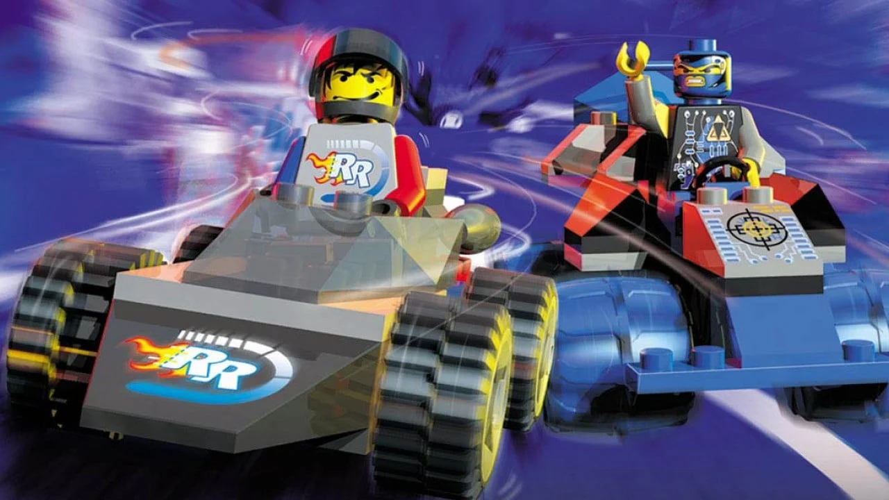 Illustration officielle de LEGO Racers : deux figurines LEGO pilotent des bolides en briques sur un fond bleu et violet strié de traînées de vitesse. À gauche, un pilote casqué dans une voiture grise marquée RR, à droite, un pilote au casque bleu qui lève une pince dans une voiture rouge et bleue