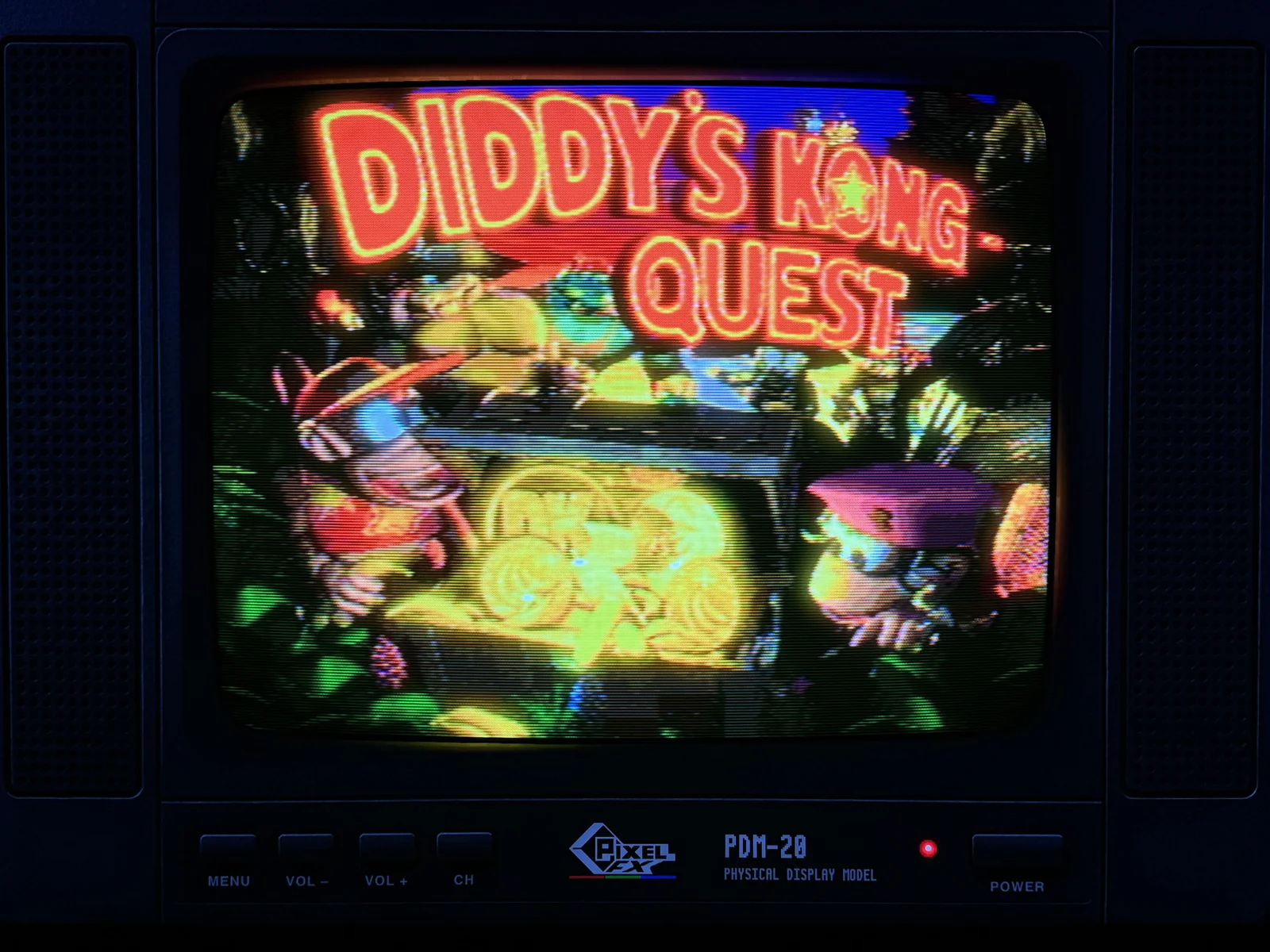 Photo d'un téléviseur cathodique virtuel PDM-20 affichant l'écran titre de Donkey Kong Country 2: Diddy's Kong Quest