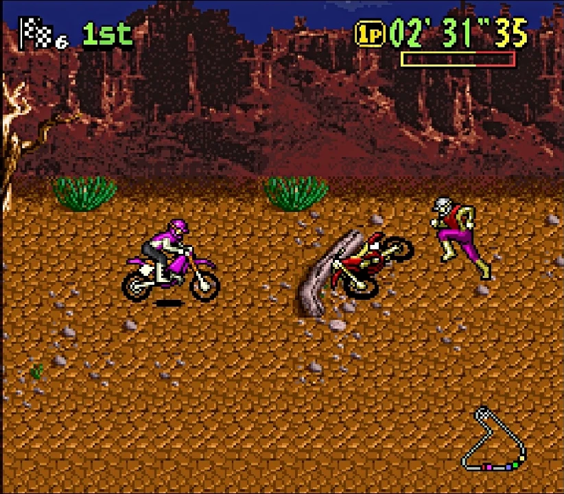 Capture de Moto X : une piste de terre rouge devant des falaises de canyon, un pilote en violet sur sa moto, une moto rouge renversée contre un tronc