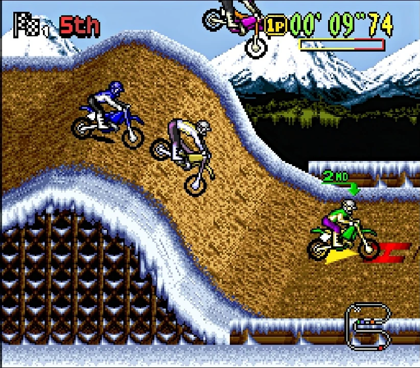 Capture de Moto X : quatre motos sur une piste de terre bordée de neige, des montagnes enneigées au fond, avec la position 5th et le chronomètre en haut et le plan du circuit en bas à droite