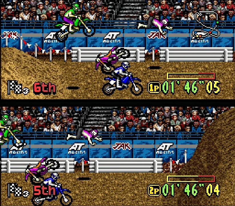 Capture de Moto X : l'écran partagé en deux, le joueur 1 en haut et le joueur 2 en bas, sur une piste de stade devant des tribunes pleines