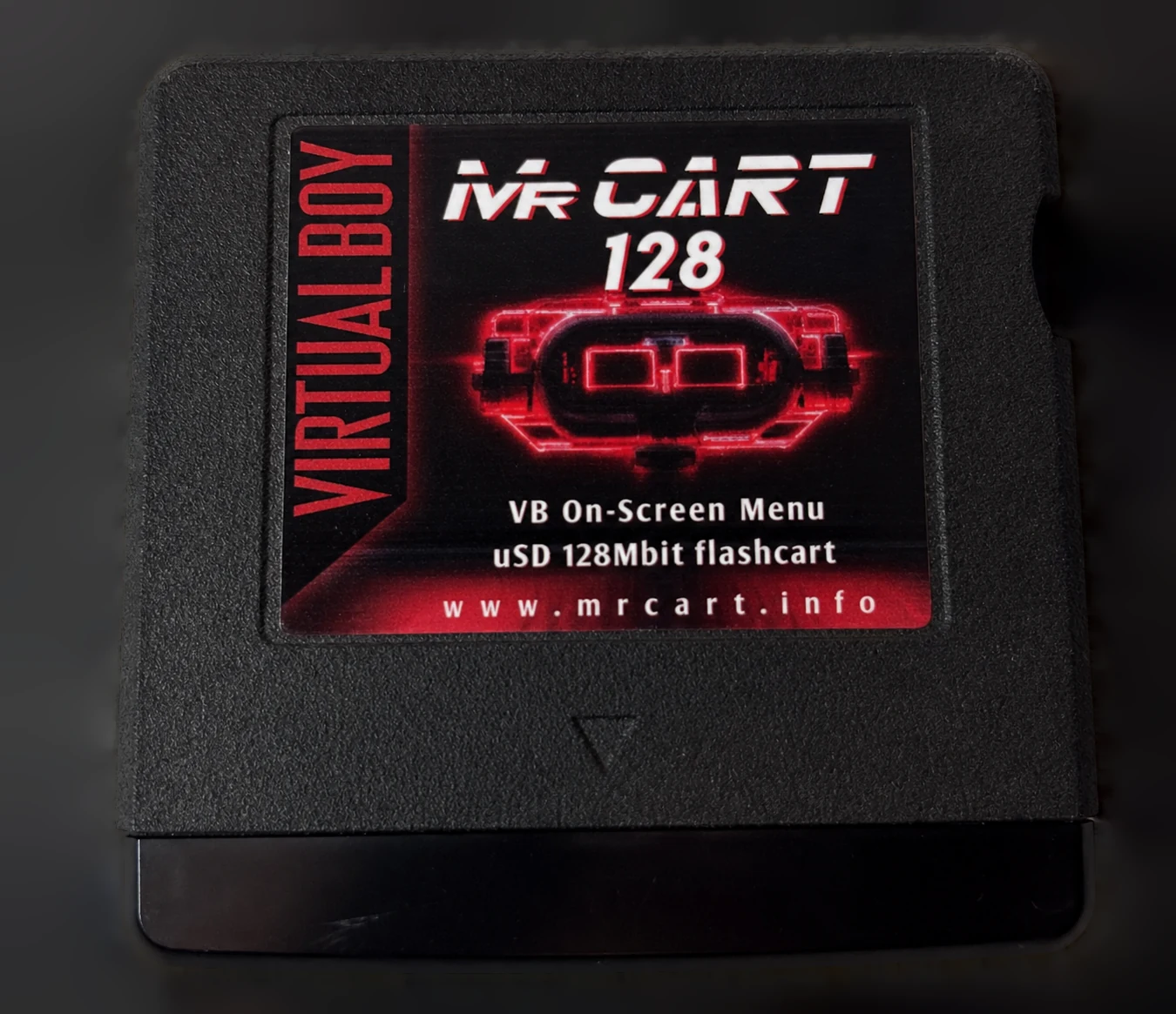 Vue rapprochée de la cartouche MrCART128 sur fond noir, montrant l'étiquette et le boîtier