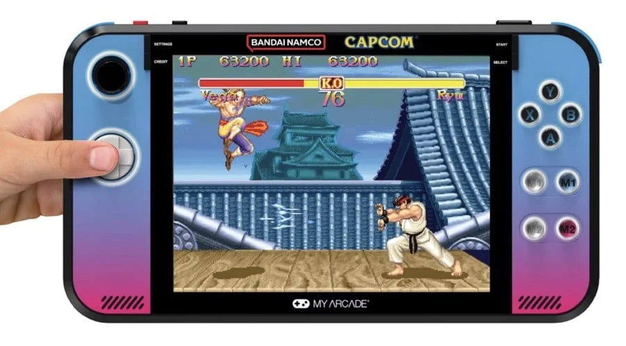La console Gamestation Retro Go tenue en main, montrant sa disposition de boutons
