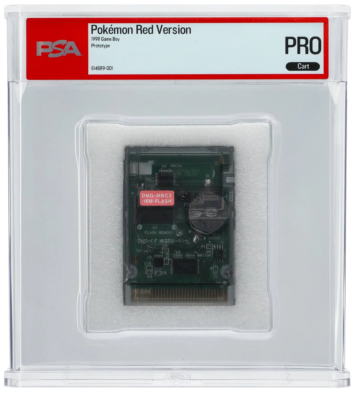 Une cartouche Game Boy au boîtier transparent, qui laisse voir un circuit imprimé vert, une étiquette rose et une pile bouton, scellée dans un boîtier PSA dont l'étiquette rouge indique Pokémon Red Version, 1998 Game Boy, Prototype, PRO