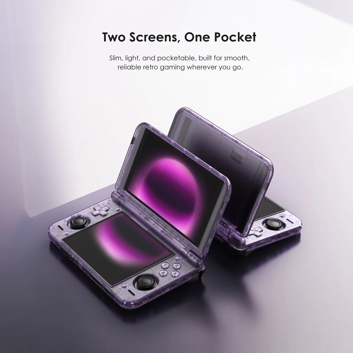 Visuel de Retroid : deux Retroid Pocket Duo violettes translucides, l'une ouverte de face avec ses deux écrans allumés, l'autre vue de dos, sous le titre Two Screens, One Pocket