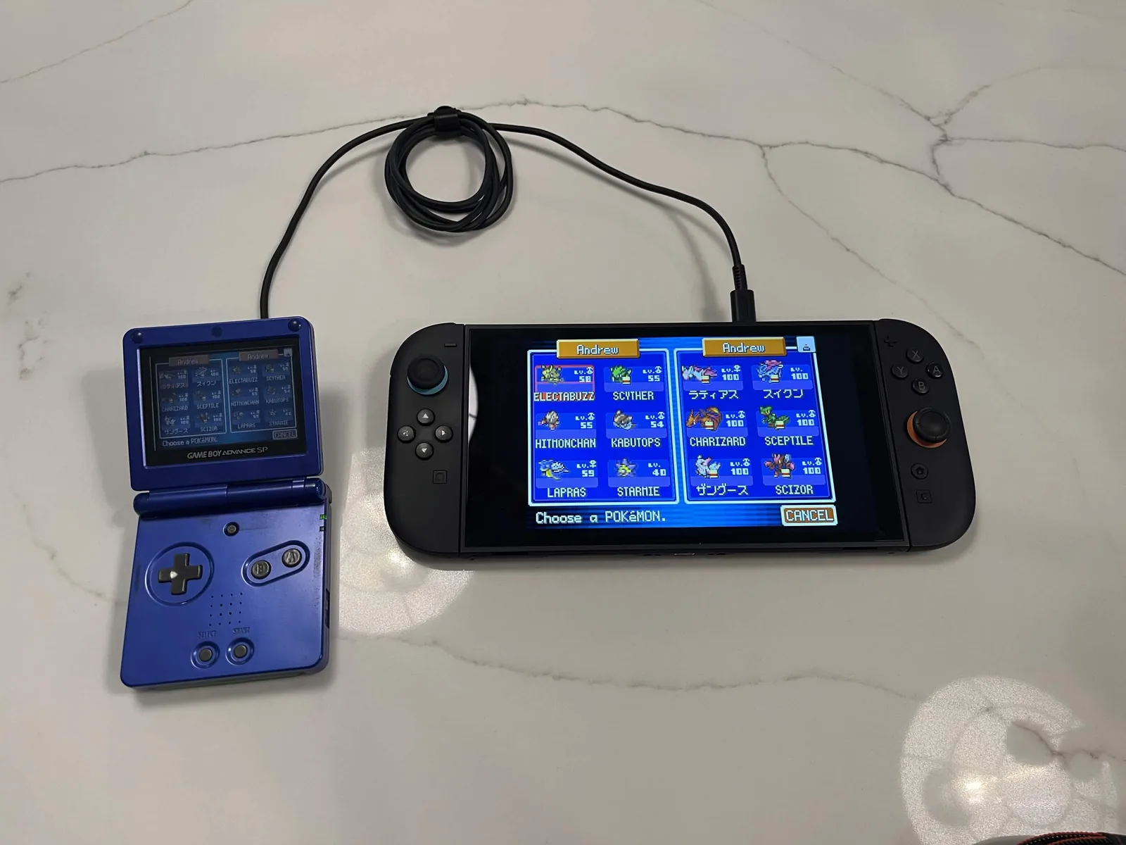 Photo officielle : une Game Boy Advance SP bleue reliée par un câble à une Switch noire, les deux écrans sur le même menu d'échange de Pokémon