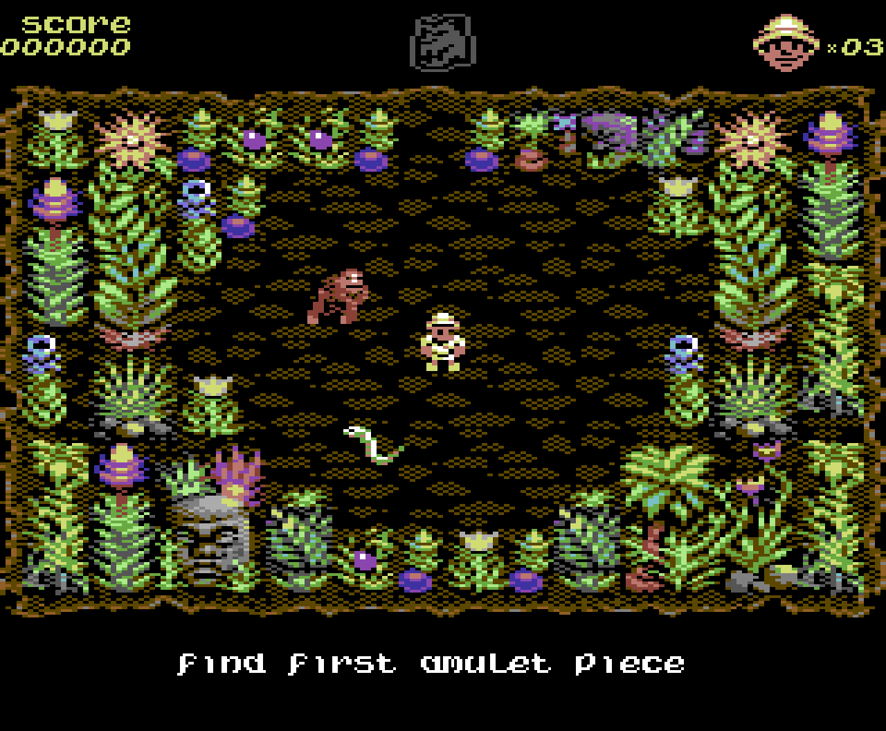 Capture de Sabre Wulf Remastered : l'explorateur au casque colonial dans une clairière entourée de plantes, avec une petite créature brune, un serpent et le message Find first amulet piece
