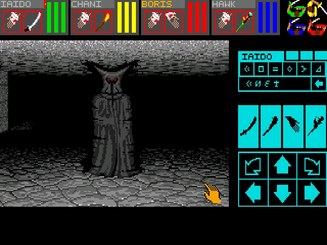 Capture de Dungeon Master : une silhouette sombre en robe à capuche dans la pénombre d'un couloir, un curseur en forme de main en bas à droite