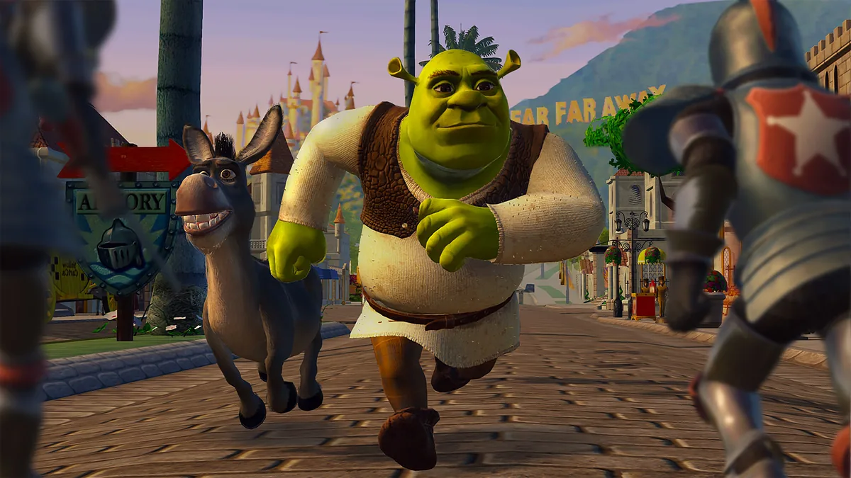 Capture de Shrek 2 Remastered : Shrek et l'âne courent dans une rue pavée, entre des chevaliers en armure, devant un château et un panneau Far Far Away