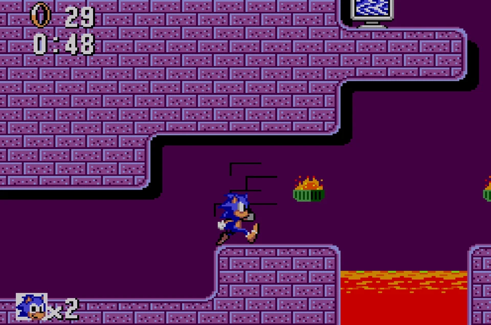 Capture de Marble Zone in Sonic 1 SMS : Sonic sur des blocs de briques violets, près d'une coulée de lave