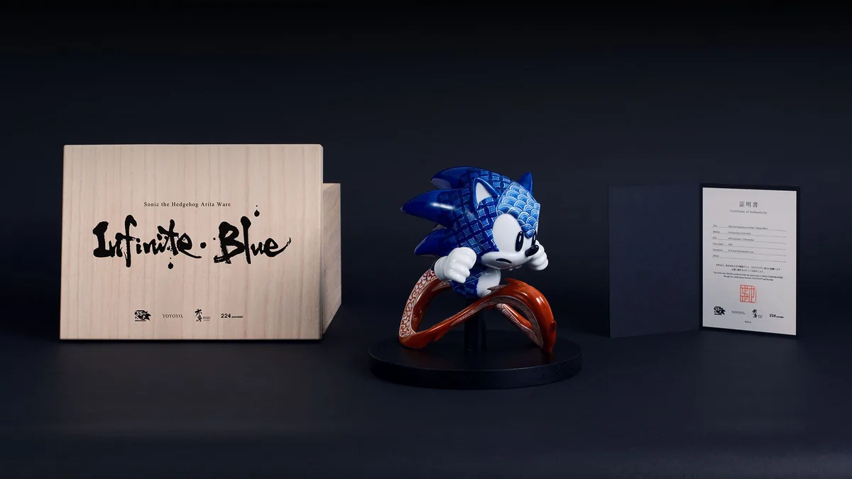 Le contenu du lot : une boîte en bois marquée Infinite Blue, la statue sur son socle et un certificat