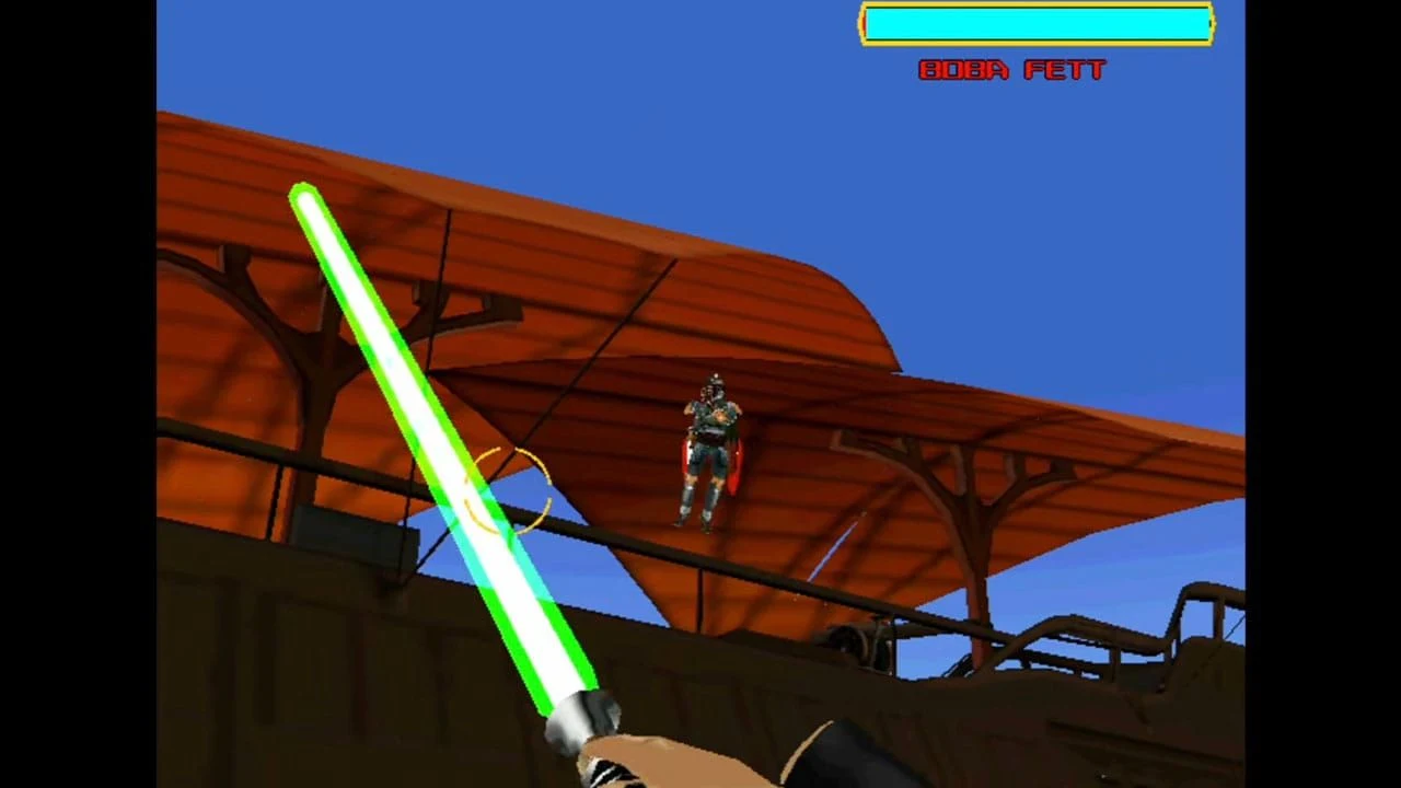 Capture d'écran du portage Dreamcast de Star Wars Trilogy Arcade : vue à la première personne d'un sabre laser vert et blanc dirigé vers Boba Fett, casque et armure vert sombre au réacteur rouge, en vol au-dessus d'un toit orangé, avec une jauge de vie cyan bordée d'or affichant son nom en haut de l'écran