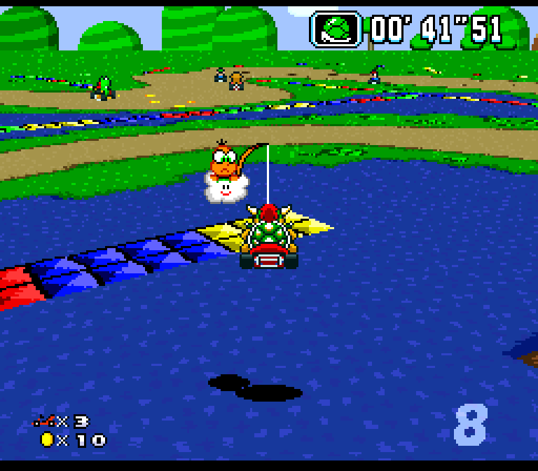 Capture du patch : Lakitu, sur son nuage, soulève un kart au-dessus de l'eau, à côté d'un circuit