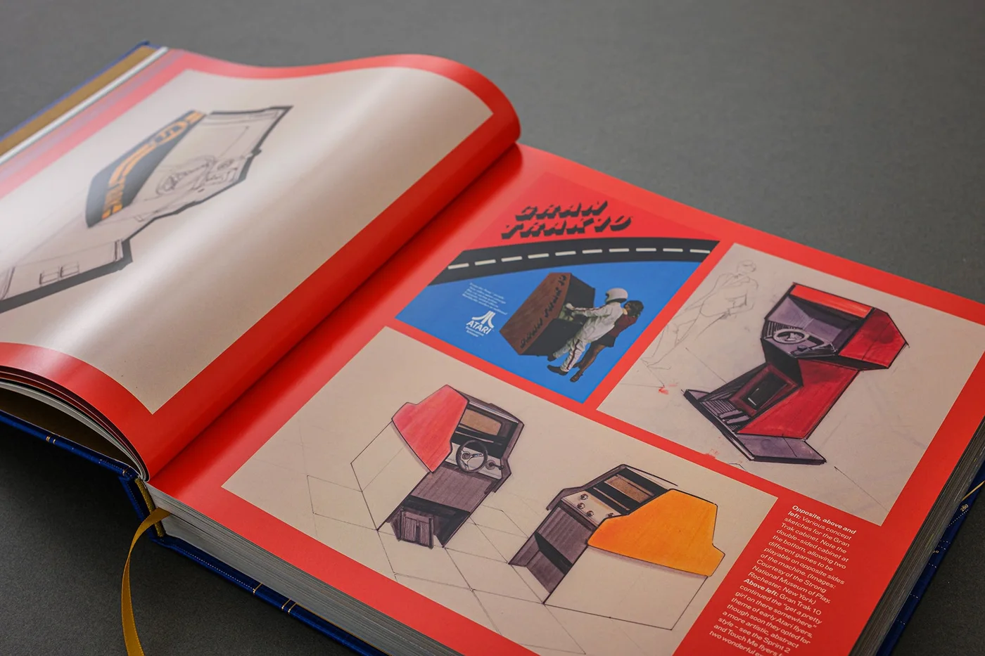 Double page du livre sur fond rouge : prospectus de Gran Trak 10 et croquis de conception de la borne, dessinés au feutre