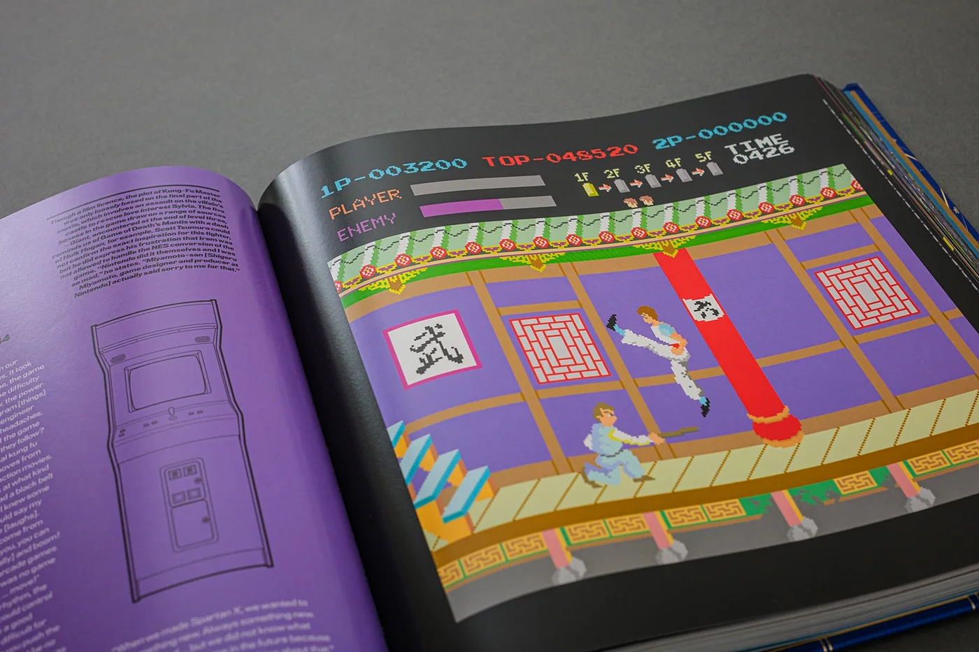 Double page du livre sur fond violet : dessin au trait d'une borne et grande capture de Kung-Fu Master, deux combattants dans un temple