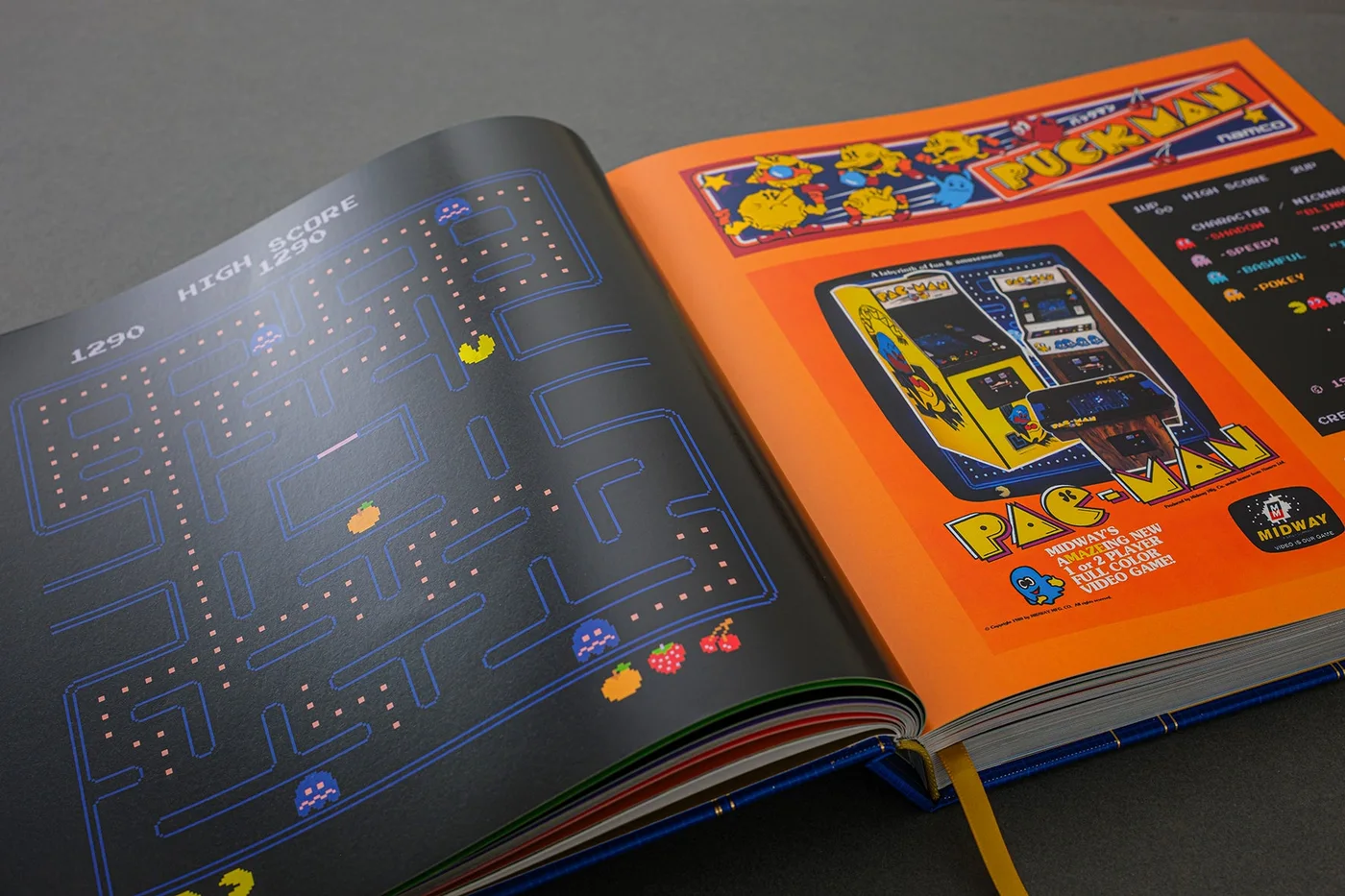 Double page du livre : à gauche le labyrinthe de Pac-Man, à droite le fronton de la borne Puckman de Namco et un prospectus Pac-Man de Midway