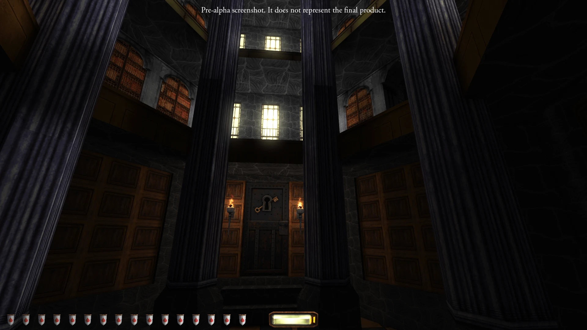 Capture d'écran pré-alpha de Thief: The Dark Project Remastered : un couloir entre deux rangées de colonnes de pierre, murs lambrissés de bois surmontés à l'étage de fenêtres à vitrage plombé, menant à une porte en bois cloutée éclairée par deux torches