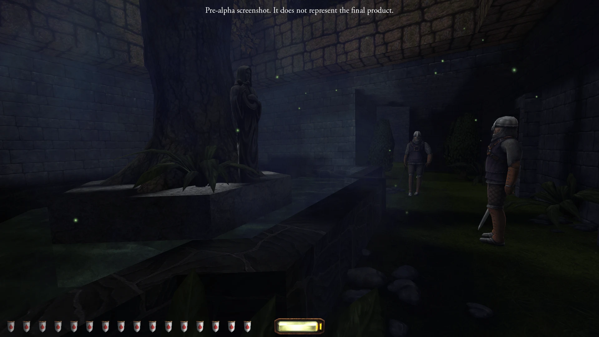 Capture d'écran pré-alpha de Thief: The Dark Project Remastered : une cour intérieure sombre avec une statue encapuchonnée près d'un arbre, un garde en armure au premier plan et un second près d'un passage sombre percé dans le mur du fond, points lumineux verts flottant dans l'air