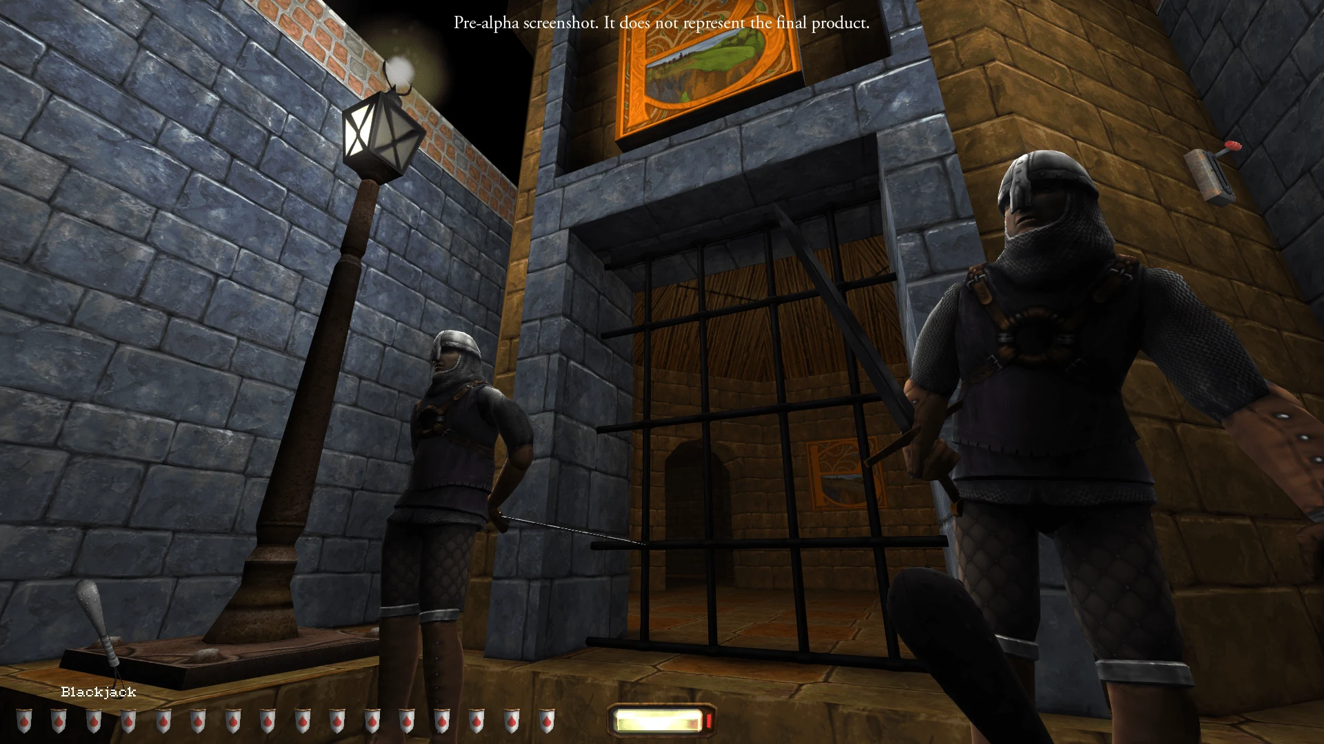 Capture d'écran pré-alpha de Thief: The Dark Project Remastered : deux gardes en armure dans une cour éclairée par un lampadaire, tous deux armés d'une épée, face à un renfoncement grillagé surmonté d'un tableau encadré