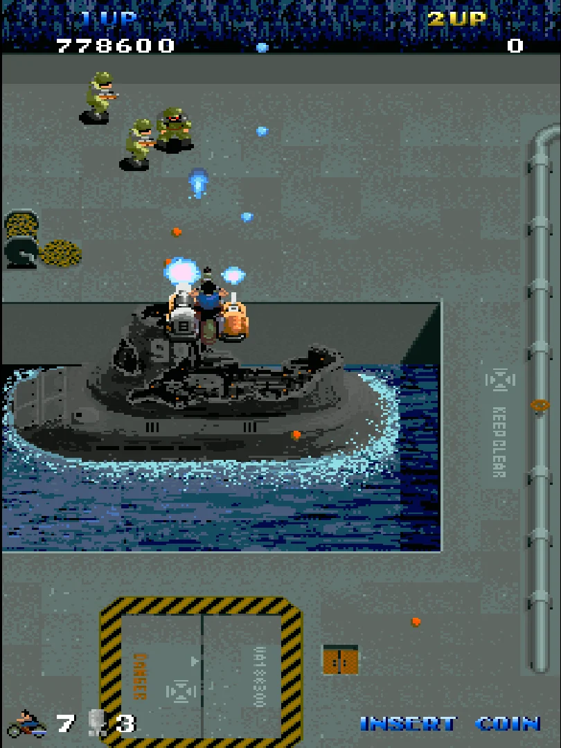 Capture de Thundercade : un sous-marin gris dans un bassin, avec une moto sur son pont et des soldats à pied sur le quai
